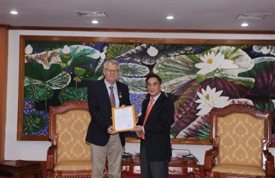 Bộ Tài chính tặng Kỷ niệm chương cho Giám đốc chương trình Quốc gia IFAD tại Việt Nam