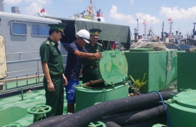 Biên phòng bắt giữ tàu vận chuyển 40.000 lít dầu trái phép