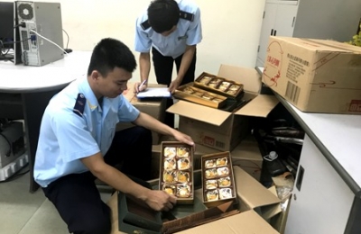 Hải quan Lào Cai: Bắt giữ 96 hộp bánh trung thu Trung Quốc